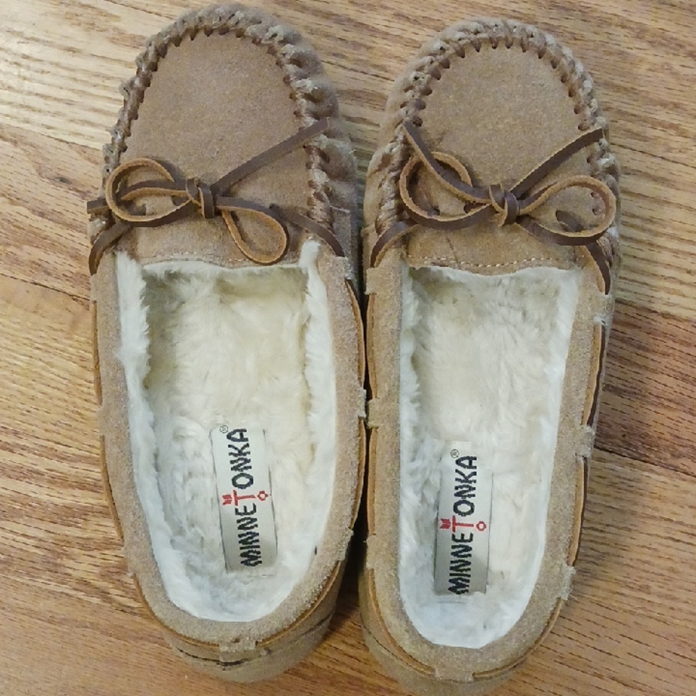 Minnetonka Tan Suede Moccasin Slippers Size 6